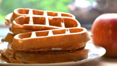 яблочные вафли с корицей