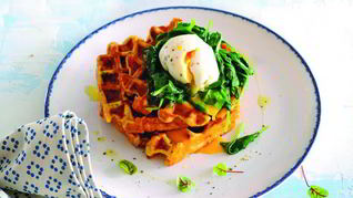 Зеленые сырные вафли со шпинатом и яйцом-пашот