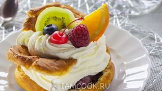 Большие эклеры с фруктами