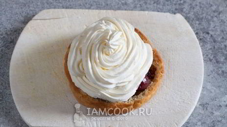 большие эклеры с фруктами