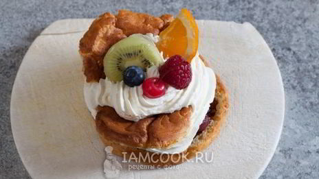 большие эклеры с фруктами