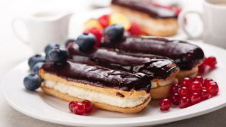 Домашние эклеры с кремом в шоколадной глазури