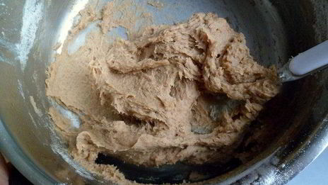 мини-торт из мокко-профитролей со сливочным кремом, кофейным муссом и белым шоколадом