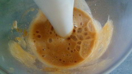 мини-торт из мокко-профитролей со сливочным кремом, кофейным муссом и белым шоколадом