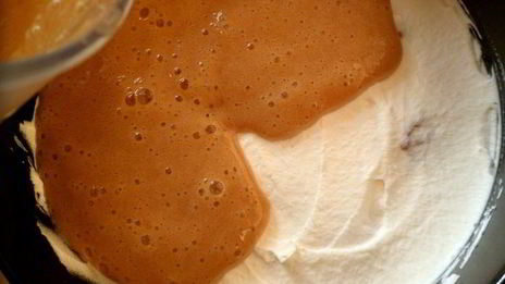 мини-торт из мокко-профитролей со сливочным кремом, кофейным муссом и белым шоколадом