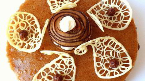 мини-торт из мокко-профитролей со сливочным кремом, кофейным муссом и белым шоколадом