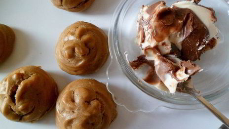 мини-торт из мокко-профитролей со сливочным кремом, кофейным муссом и белым шоколадом