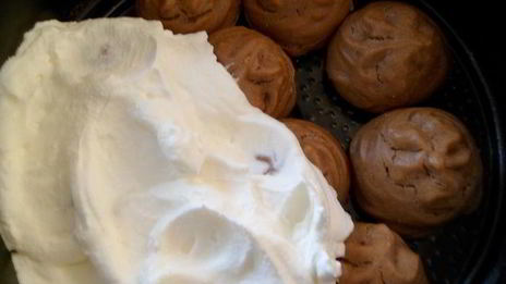 мини-торт из мокко-профитролей со сливочным кремом, кофейным муссом и белым шоколадом