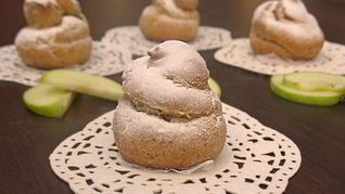 Профитроли из льняной муки с яблочно-карамельным муссом