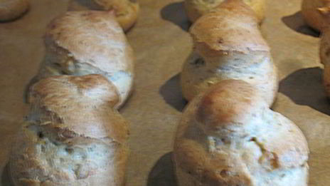 профитроли из льняной муки с яблочно-карамельным муссом