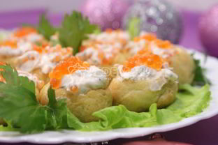 Профитроли с икрой и творожной начинкой