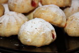 Профитроли с клубничной начинкой