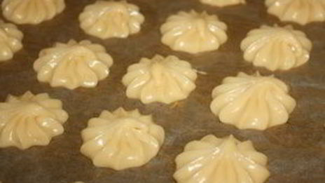 профитроли с клубничной начинкой