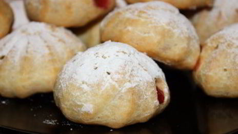 профитроли с клубничной начинкой