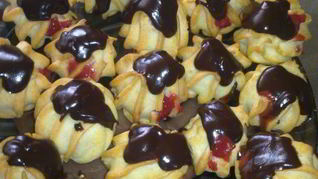 Профитроли с клубникой и шоколадом