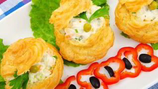 Профитроли с крабовыми палочками и сыром