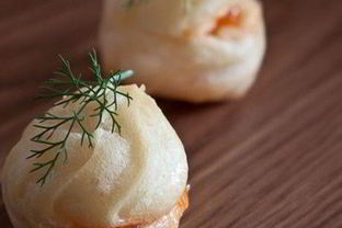 Профитроли с красной икрой и сливочным маслом