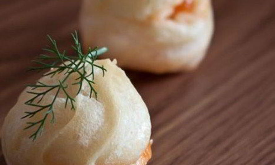 Рецепт профитроли с красной икрой и сливочным маслом