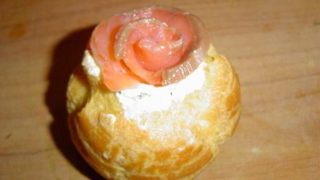 профитроли с красной рыбой