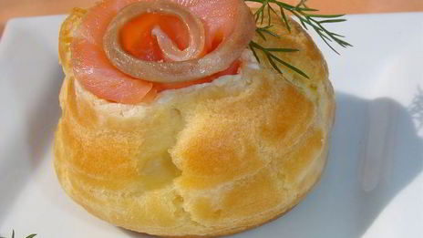 профитроли с красной рыбой