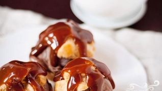 Профитроли с мороженым и карамельным соусом