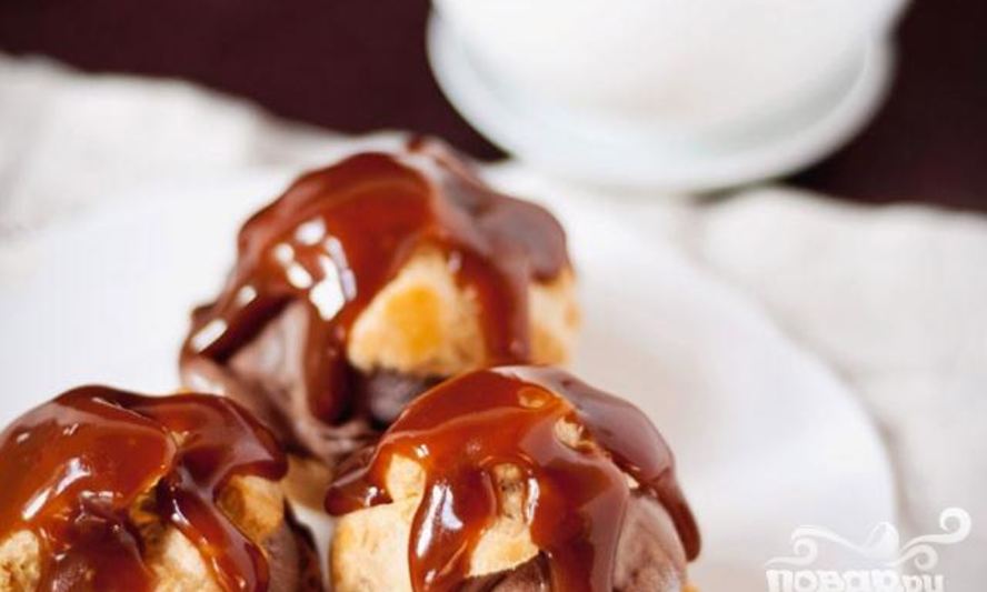 Рецепт профитроли с мороженым и карамельным соусом