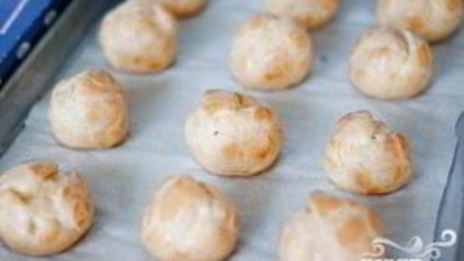 профитроли с мороженым и карамельным соусом