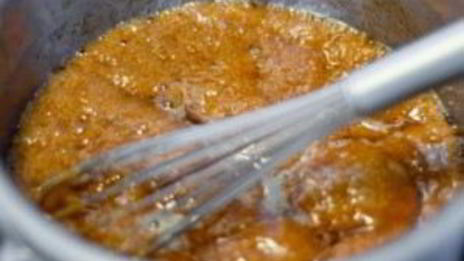 профитроли с мороженым и карамельным соусом