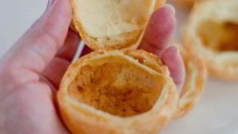 профитроли с мороженым и карамельным соусом