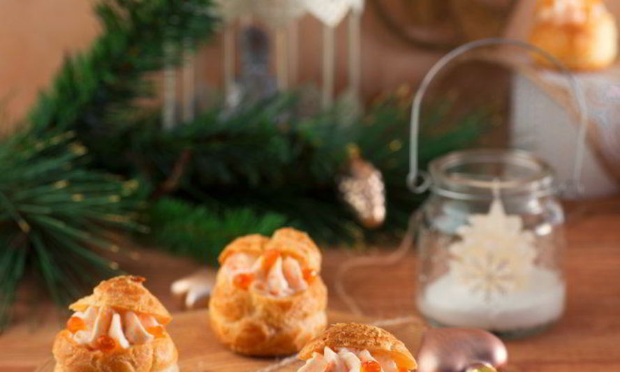 Рецепт профитроли с пармезаном и муссом из форели