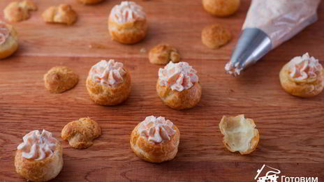 профитроли с пармезаном и муссом из форели