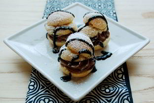 Профитроли с ромовой начинкой