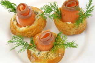 Профитроли с сырной начинкой и форелью