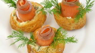 Профитроли с сырной начинкой и форелью
