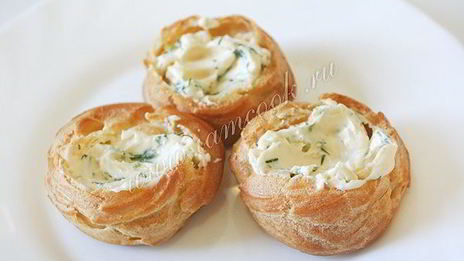 профитроли с сырной начинкой и форелью