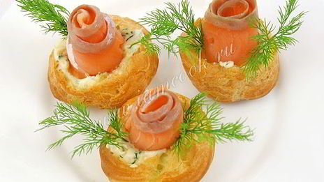 профитроли с сырной начинкой и форелью