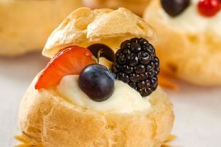 Профитроли с ягодами и кремом