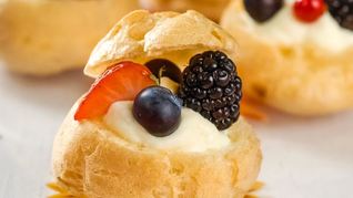 Профитроли с ягодами и кремом