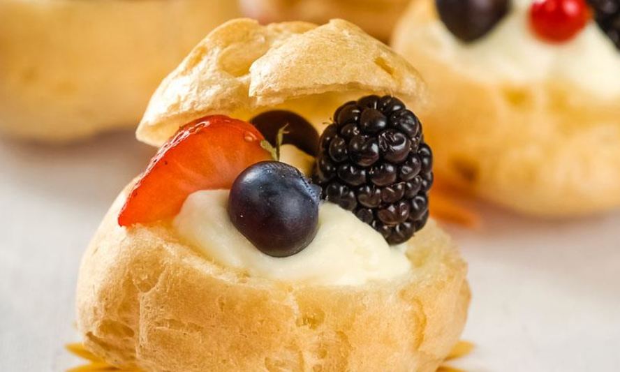 Рецепт профитроли с ягодами и кремом