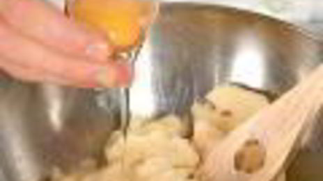 профитроли с ягодами и кремом