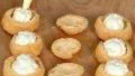 профитроли с ягодами и кремом