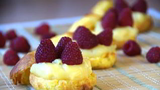 Профитроли с заварным кремом и малиной