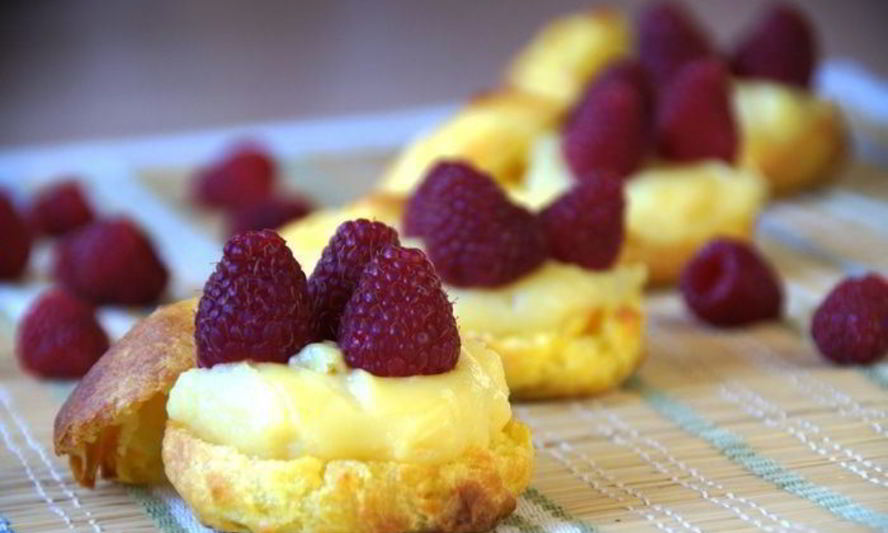 Рецепт профитроли с заварным кремом и малиной
