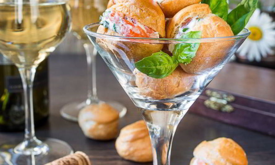 Рецепт профитроли со сливочным сыром и лососем