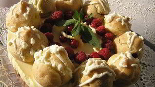 Шоколадно-апельсиновый торт с профитролями