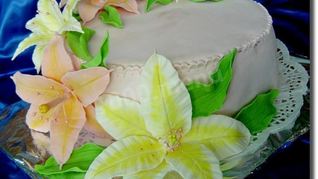 Торт с профитролями Скоро лето с цветами