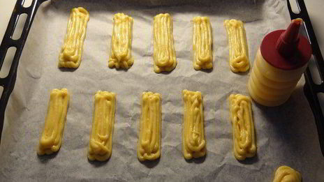 эклеры с темным шоколадом