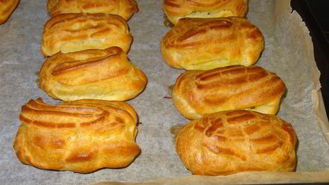 эклеры с темным шоколадом