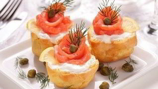 Закусочные профитроли с начинкой из сыра и семги