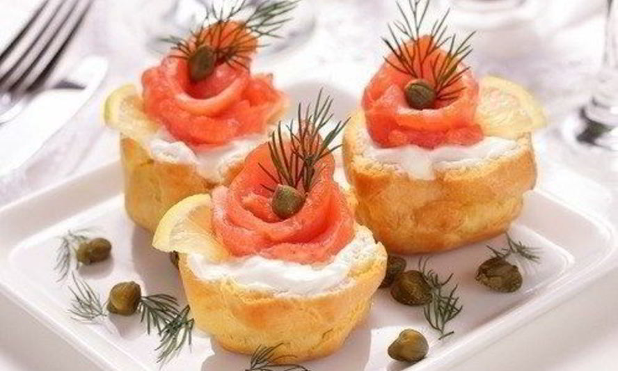 Рецепт закусочные профитроли с начинкой из сыра и семги